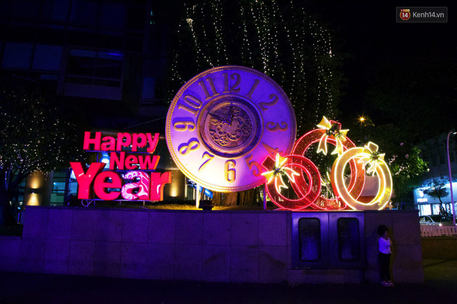 Chùm ảnh: Đường phố trung tâm Sài Gòn được trang trí ánh sáng lung linh để chào đón năm mới 2019-2