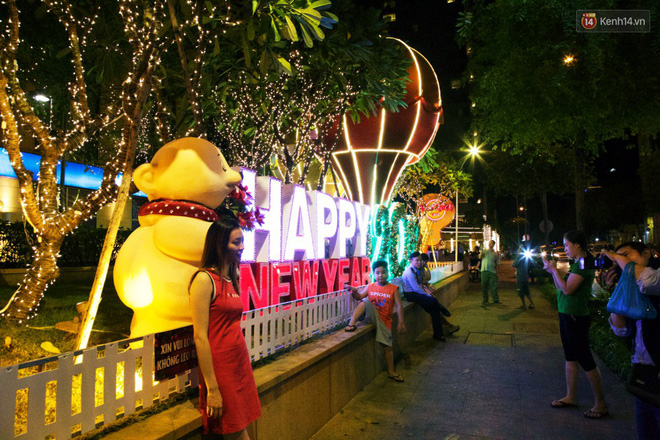 Chùm ảnh: Đường phố trung tâm Sài Gòn được trang trí ánh sáng lung linh để chào đón năm mới 2019-3