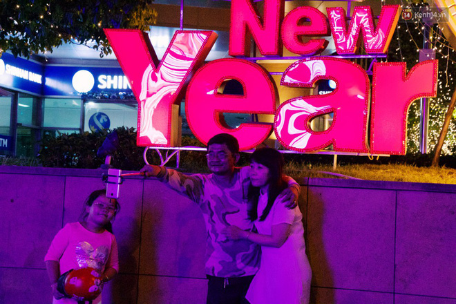 Chùm ảnh: Đường phố trung tâm Sài Gòn được trang trí ánh sáng lung linh để chào đón năm mới 2019-4