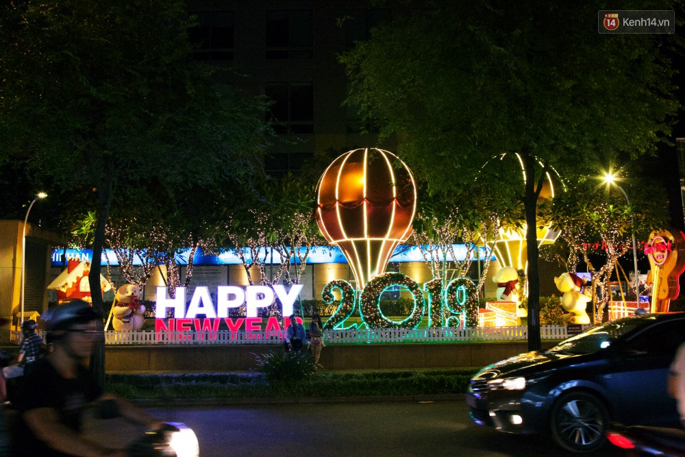 Chùm ảnh: Đường phố trung tâm Sài Gòn được trang trí ánh sáng lung linh để chào đón năm mới 2019-5