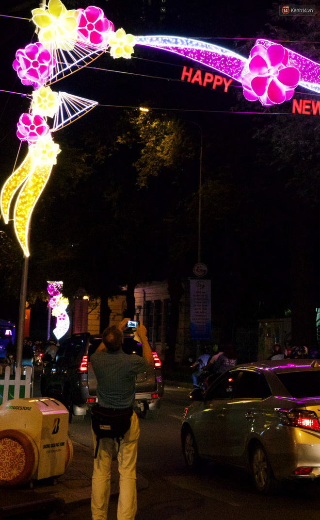 Chùm ảnh: Đường phố trung tâm Sài Gòn được trang trí ánh sáng lung linh để chào đón năm mới 2019-10