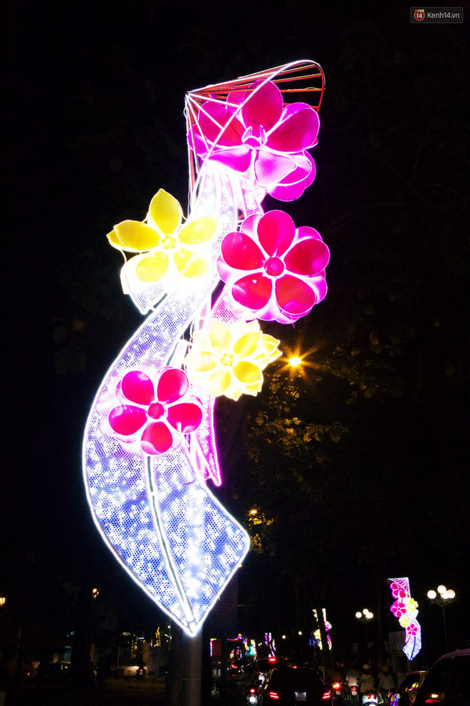 Chùm ảnh: Đường phố trung tâm Sài Gòn được trang trí ánh sáng lung linh để chào đón năm mới 2019-12