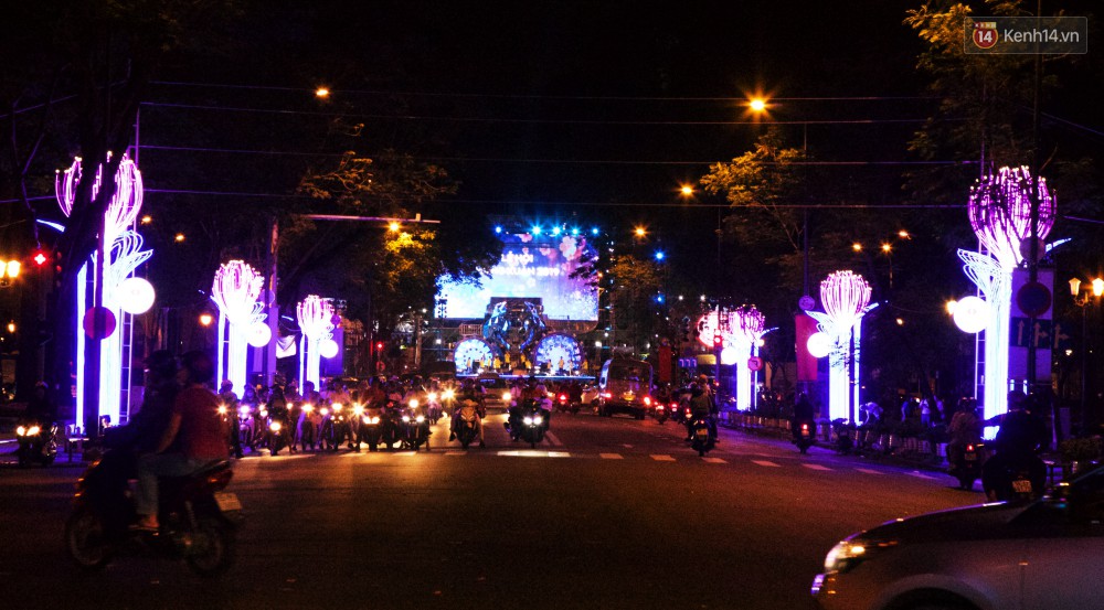 Chùm ảnh: Đường phố trung tâm Sài Gòn được trang trí ánh sáng lung linh để chào đón năm mới 2019-7