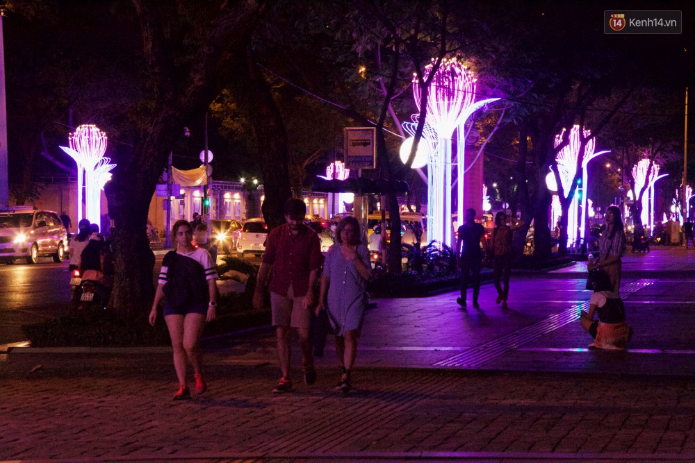 Chùm ảnh: Đường phố trung tâm Sài Gòn được trang trí ánh sáng lung linh để chào đón năm mới 2019-8