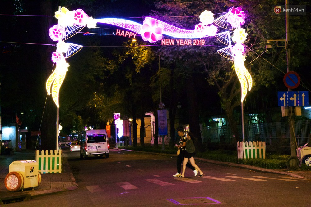 Chùm ảnh: Đường phố trung tâm Sài Gòn được trang trí ánh sáng lung linh để chào đón năm mới 2019-9
