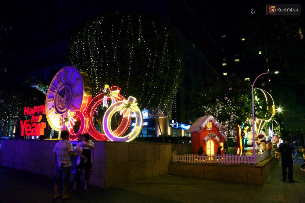 Chùm ảnh: Đường phố trung tâm Sài Gòn được trang trí ánh sáng lung linh để chào đón năm mới 2019-16
