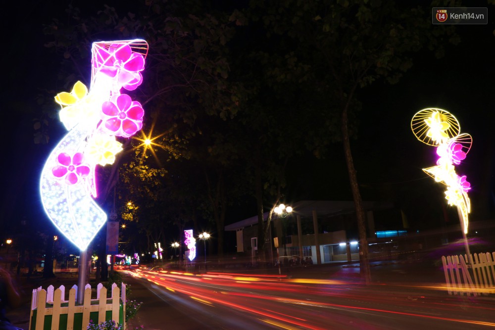 Chùm ảnh: Đường phố trung tâm Sài Gòn được trang trí ánh sáng lung linh để chào đón năm mới 2019-13
