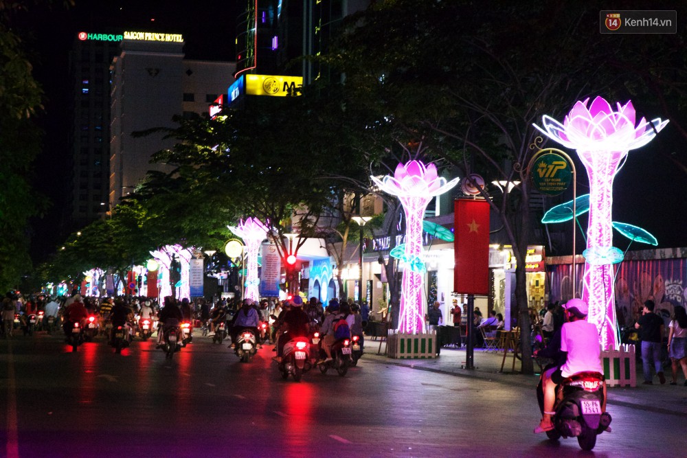 Chùm ảnh: Đường phố trung tâm Sài Gòn được trang trí ánh sáng lung linh để chào đón năm mới 2019-15
