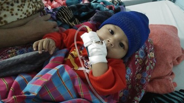 Bé 5 tháng tiểu ra máu, thận đầy sỏi do mẹ cai sữa sớm-1