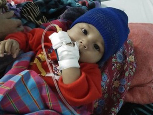 Cậu bé 7 tuổi không thể cai ti mẹ, mới đi học đã bị nhà trường trả về vì tìm mẹ cả ngày-3