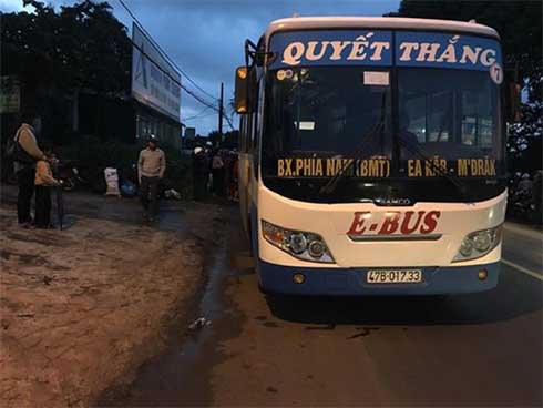 Nguyên nhân 2 kẻ đầu trần cưỡi xe máy rải đinh trước đầu xe tải ở Hà Nội-2