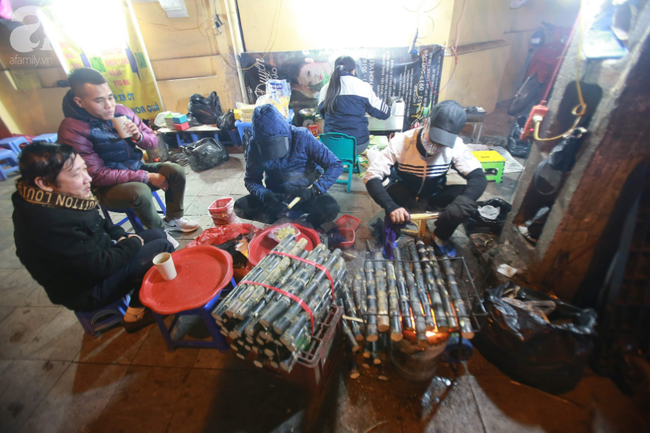 Trong đêm rét kỷ lục 8 độ C, dân mạng cuộn tròn trong chăn ấm, ngoài phố, người Hà Nội làm gì?-10