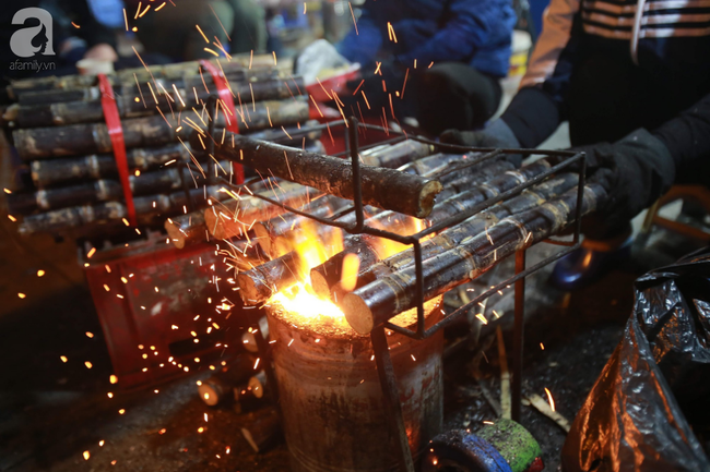 Trong đêm rét kỷ lục 8 độ C, dân mạng cuộn tròn trong chăn ấm, ngoài phố, người Hà Nội làm gì?-12