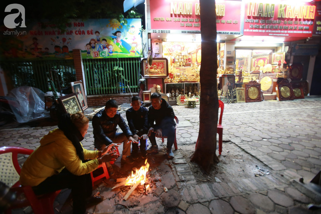 Trong đêm rét kỷ lục 8 độ C, dân mạng cuộn tròn trong chăn ấm, ngoài phố, người Hà Nội làm gì?-5