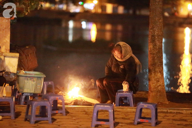 Trong đêm rét kỷ lục 8 độ C, dân mạng cuộn tròn trong chăn ấm, ngoài phố, người Hà Nội làm gì?-7