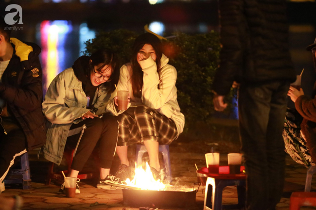 Trong đêm rét kỷ lục 8 độ C, dân mạng cuộn tròn trong chăn ấm, ngoài phố, người Hà Nội làm gì?-14