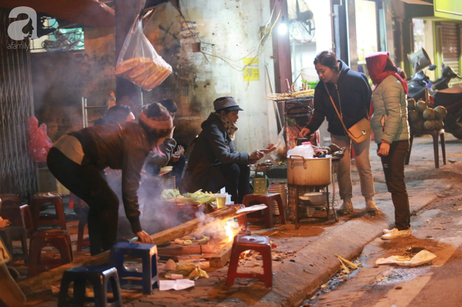 Trong đêm rét kỷ lục 8 độ C, dân mạng cuộn tròn trong chăn ấm, ngoài phố, người Hà Nội làm gì?-15