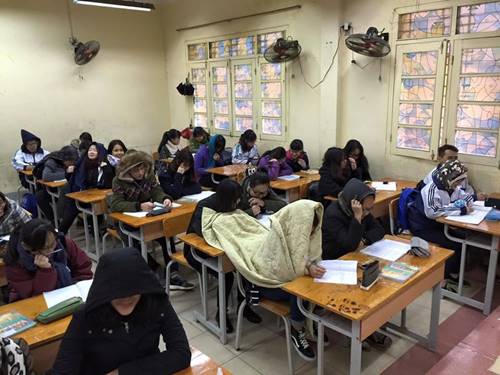 Cười té ghế với muôn kiểu chống rét bá đạo của các chị em-9