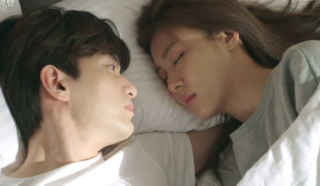 Món quà của vợ dành cho kẻ thứ ba ngay trong bữa tiệc Tết dương lịch khiến ả quỳ sụp xuống vì sợ hãi-1