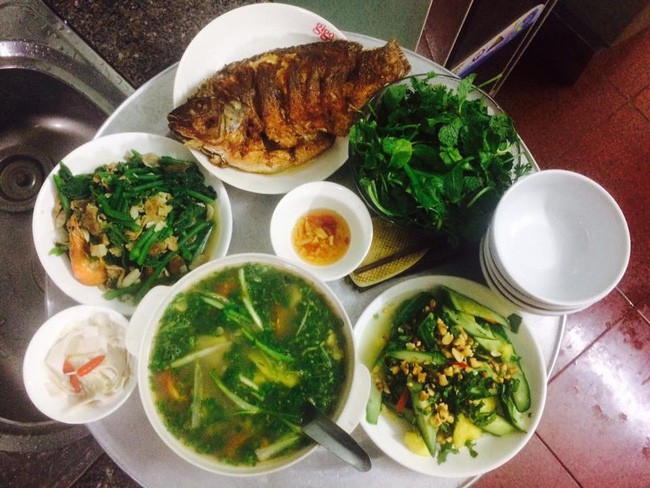 Nghỉ lễ làm mâm cơm đầy ắp món ngon mà chồng chê rồi bỏ đi, mẹ trẻ bất lực thở dài: Chiều chồng khó lắm-2