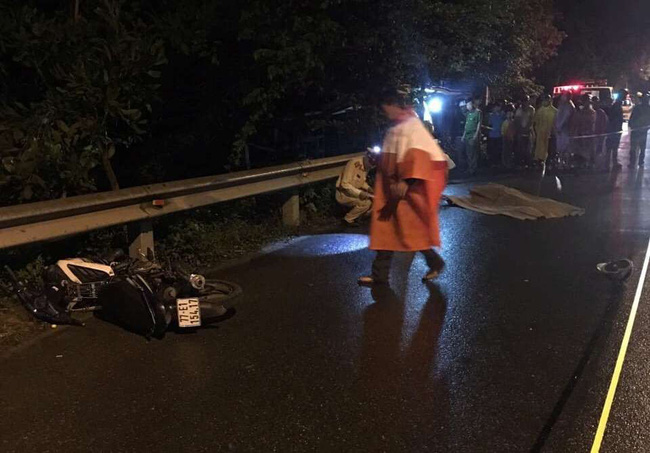 Xe máy văng chục mét sau cú lao vào taluy, 2 thanh niên 23 tuổi chết thảm-1