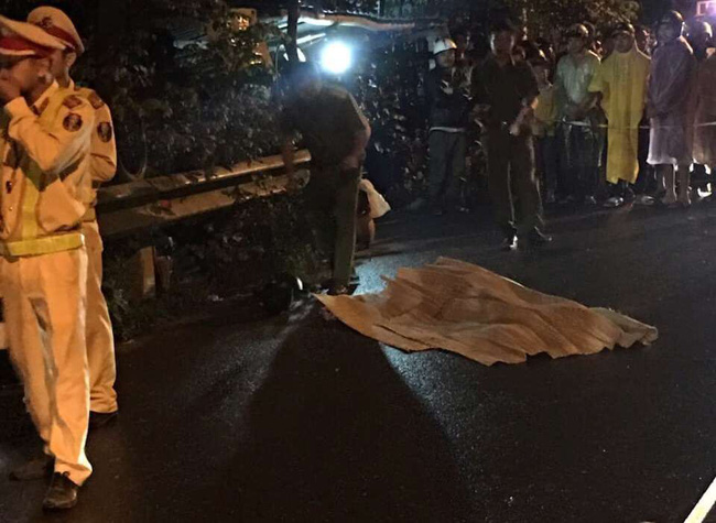 Xe máy văng chục mét sau cú lao vào taluy, 2 thanh niên 23 tuổi chết thảm-2