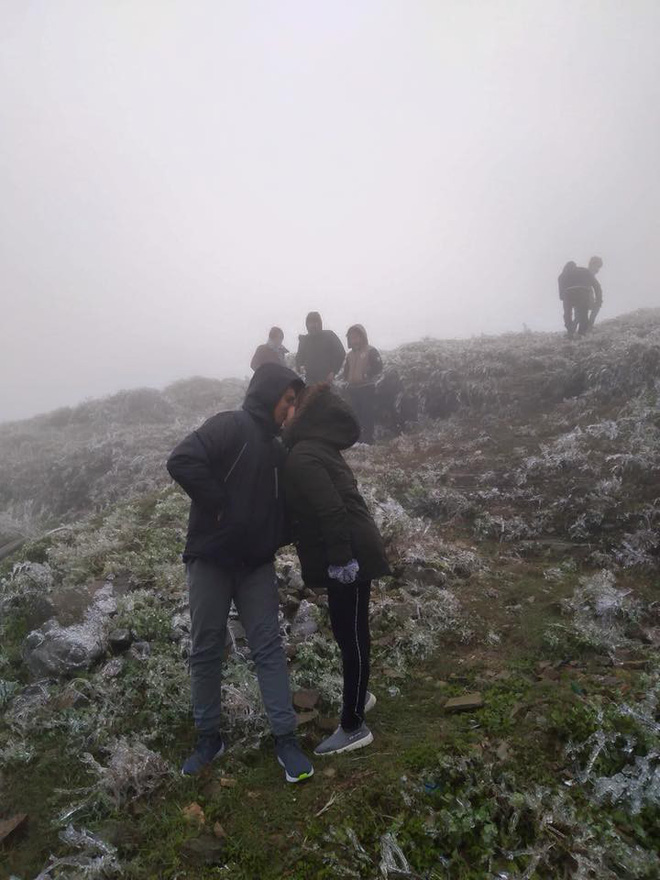 Hình ảnh băng tuyết trên đỉnh Mẫu Sơn ngày cuối năm liên tục được dân mạng chia sẻ, cập nhật-6