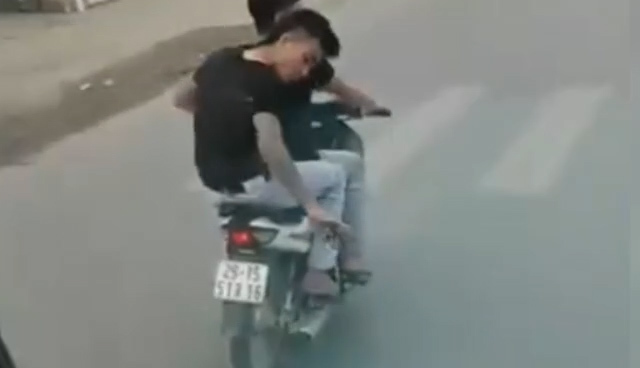 Tạm giữ 2 thanh niên ngang nhiên rải đinh trước đầu xe tải-2