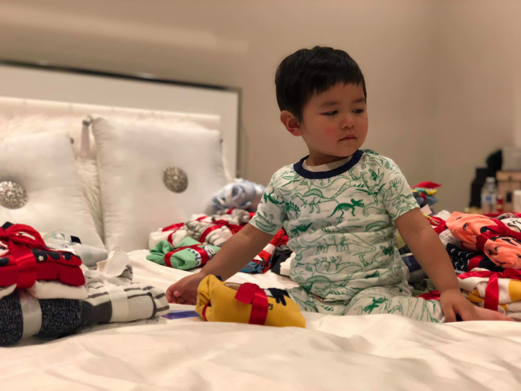 Hào hứng gói quà từ thiện cùng mẹ nhưng phản ứng cuối cùng của con trai Đan Trường gây choáng-1