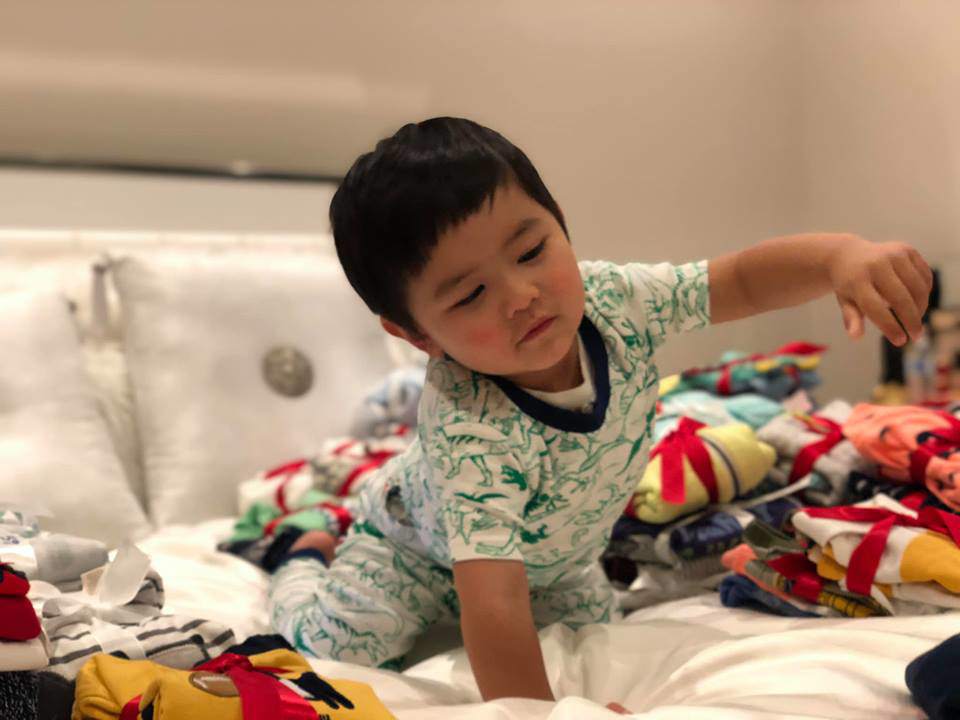 Hào hứng gói quà từ thiện cùng mẹ nhưng phản ứng cuối cùng của con trai Đan Trường gây choáng-2