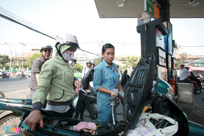 Giá xăng giảm mạnh ngay đêm giao thừa dù thuế tăng 1.000 đồng/lít-1