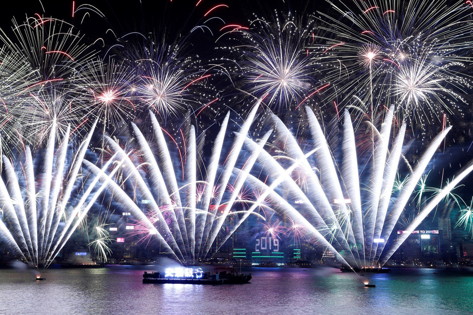 Đại tiệc pháo hoa trên bầu trời châu Á chào đón năm mới 2019-10