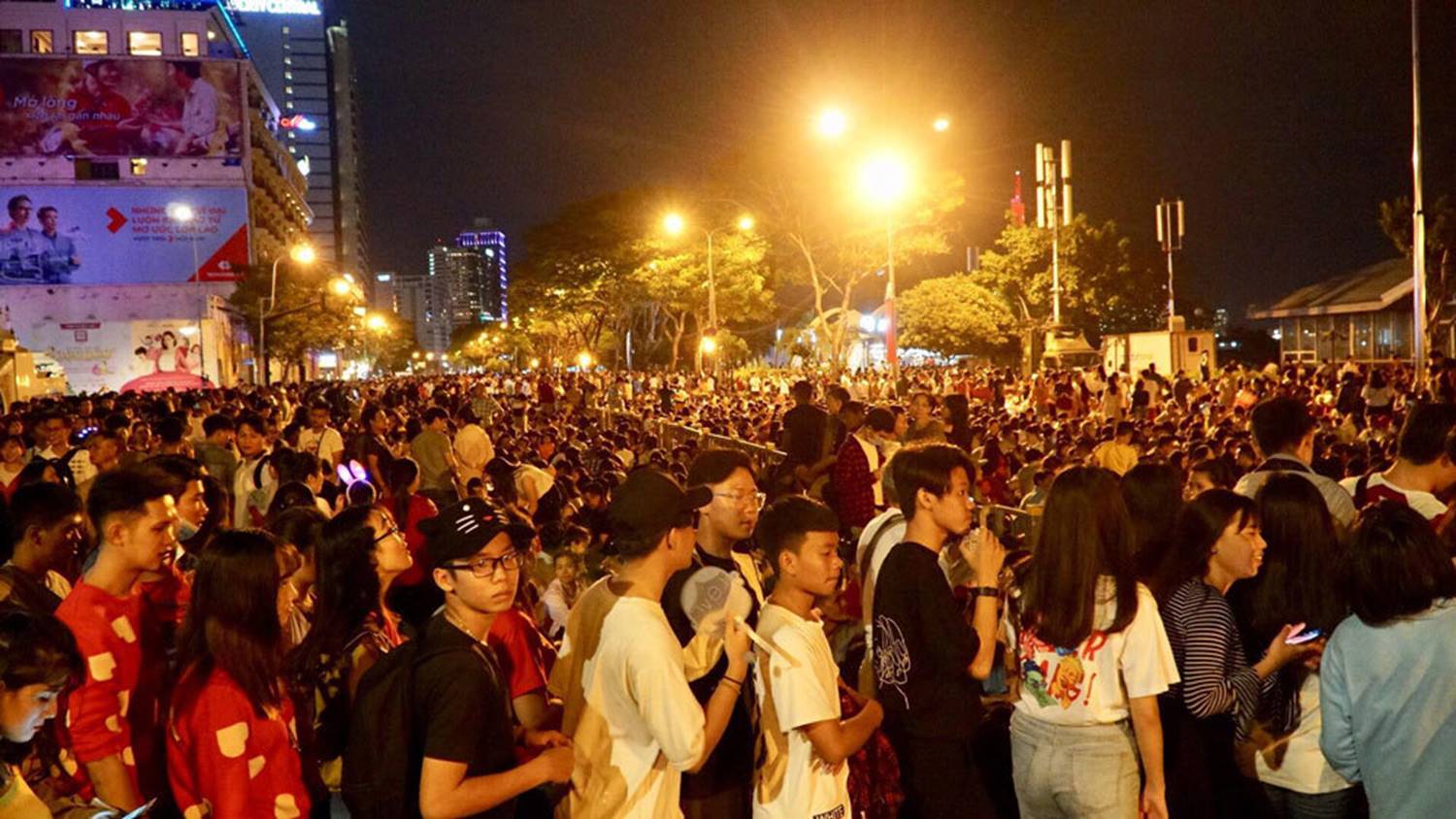 Rộn ràng đón năm mới 2019 khắp 3 miền-16