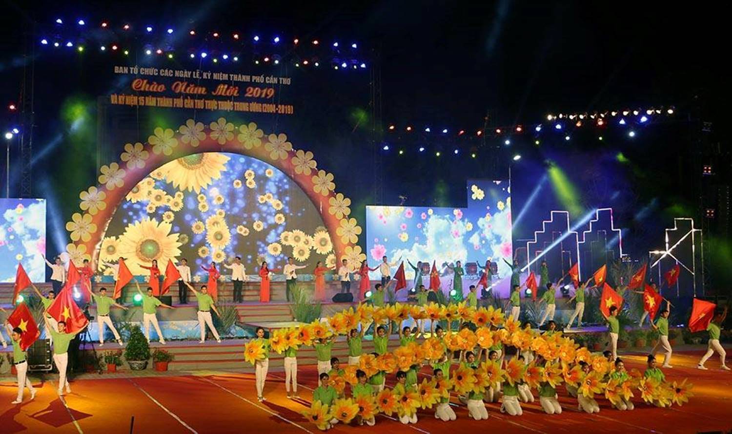 Rộn ràng đón năm mới 2019 khắp 3 miền-38