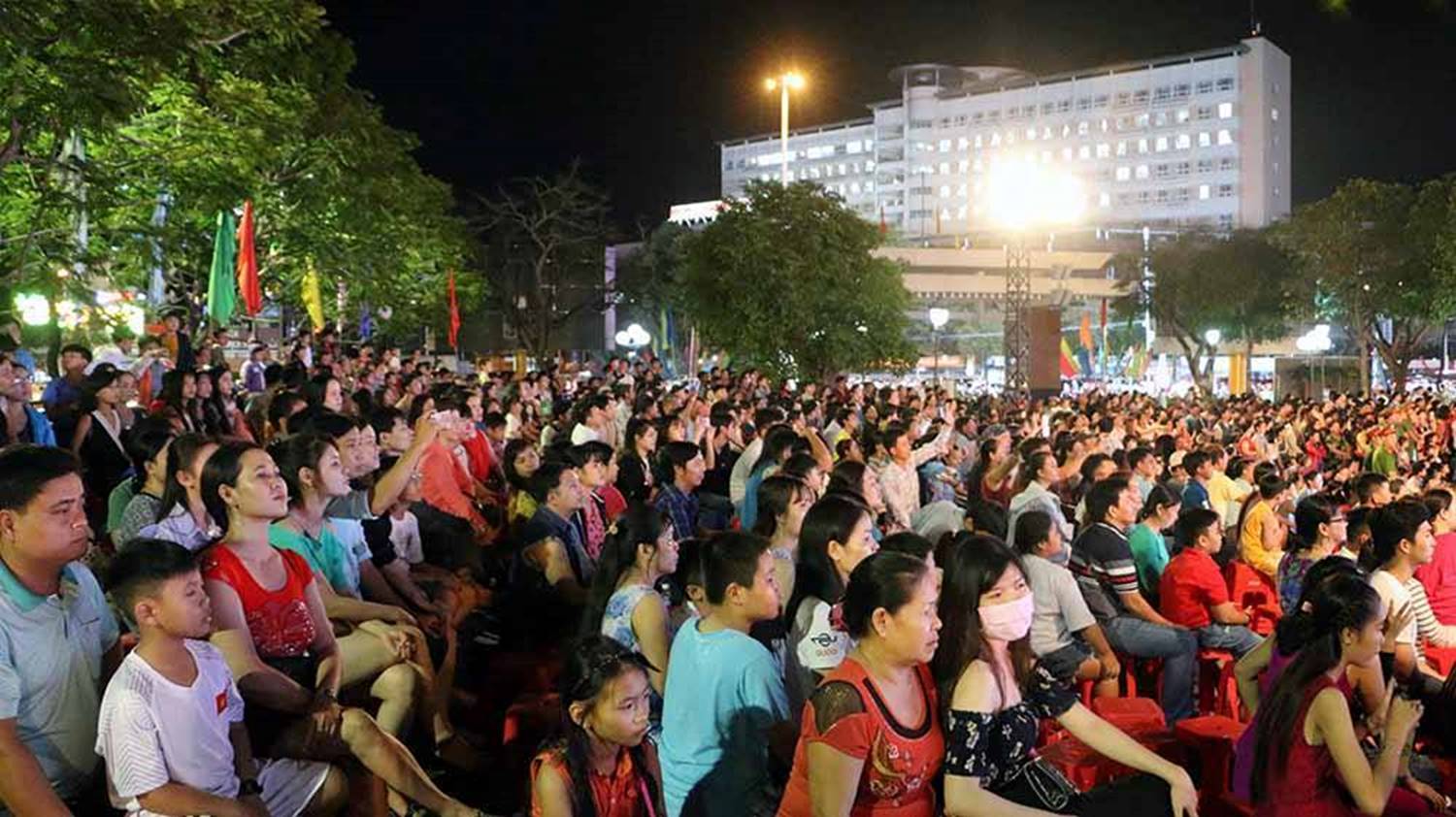Rộn ràng đón năm mới 2019 khắp 3 miền-40