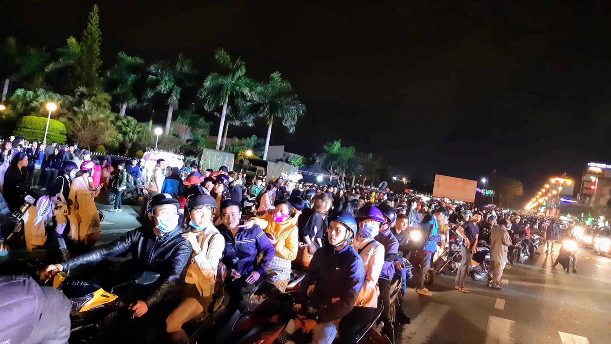 Rộn ràng đón năm mới 2019 khắp 3 miền-51