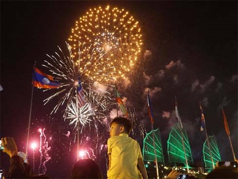 Rộn ràng đón năm mới 2019 khắp 3 miền
