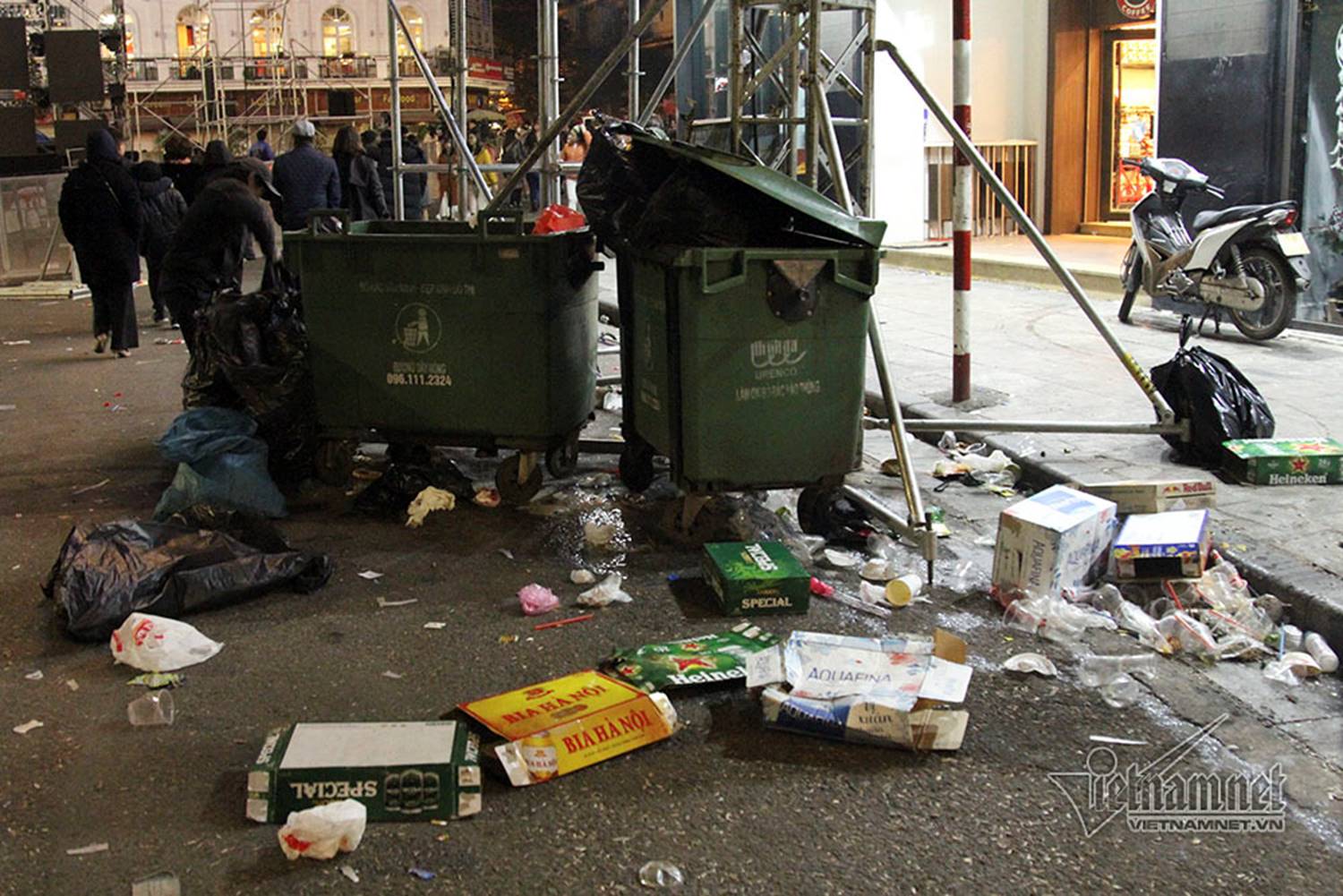 Cảnh đầu năm 2019, phố đi bộ hồ Gươm như cuộc tàn bàn nhậu-3