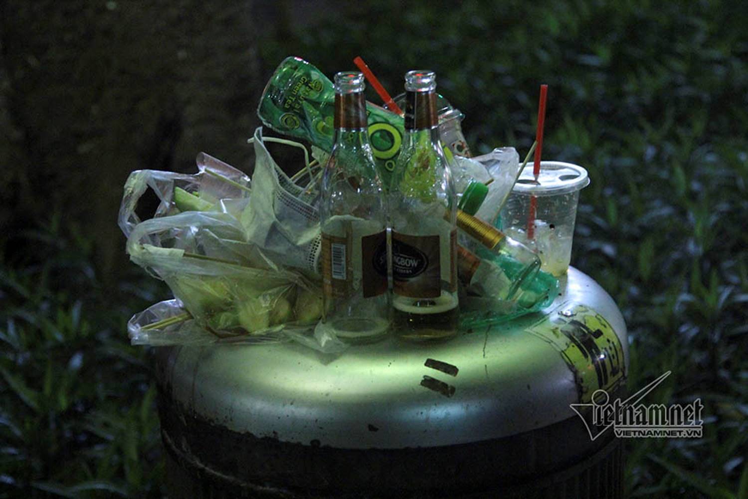 Cảnh đầu năm 2019, phố đi bộ hồ Gươm như cuộc tàn bàn nhậu-7