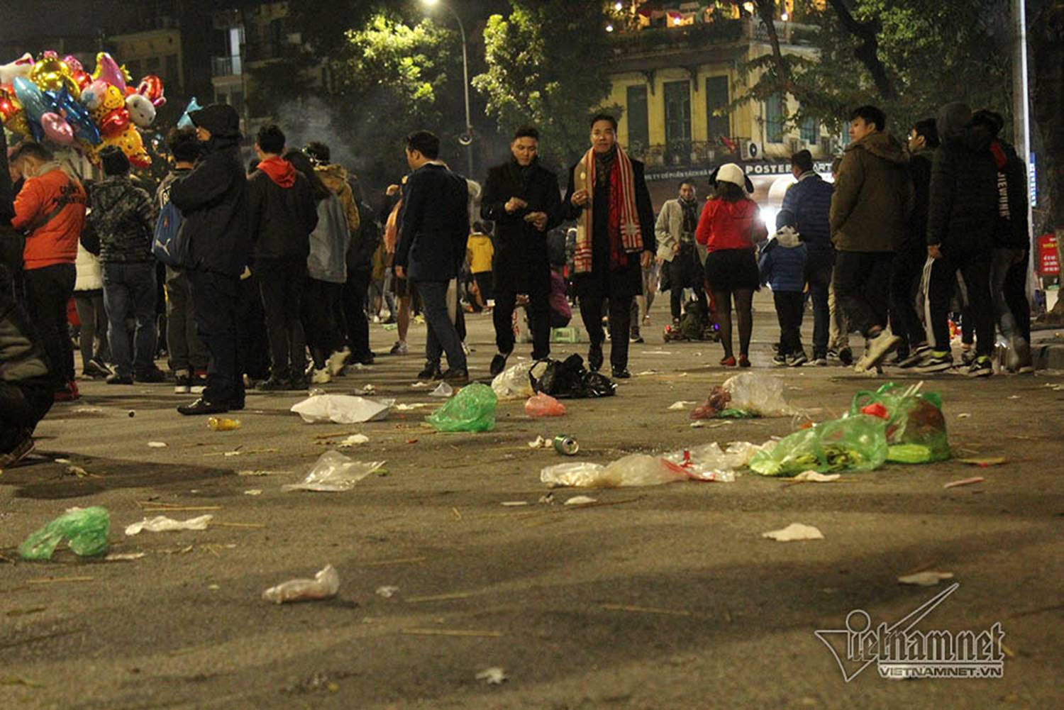 Cảnh đầu năm 2019, phố đi bộ hồ Gươm như cuộc tàn bàn nhậu-8