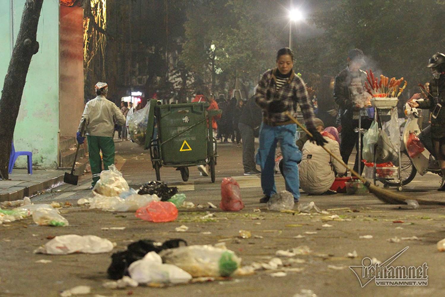 Cảnh đầu năm 2019, phố đi bộ hồ Gươm như cuộc tàn bàn nhậu-11