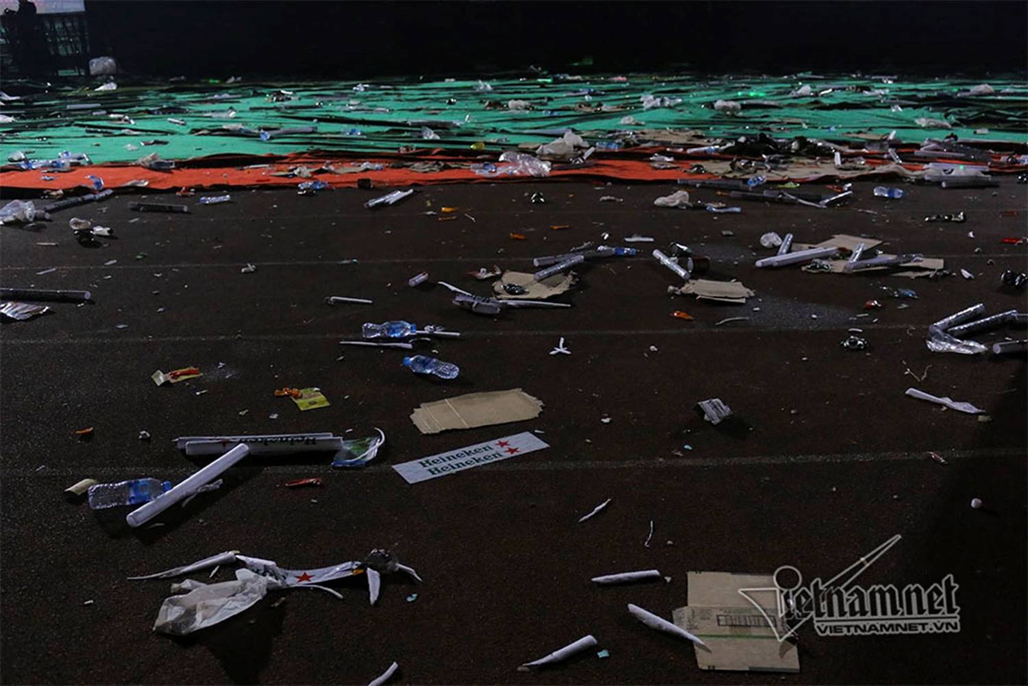 Cảnh đầu năm 2019, phố đi bộ hồ Gươm như cuộc tàn bàn nhậu-16