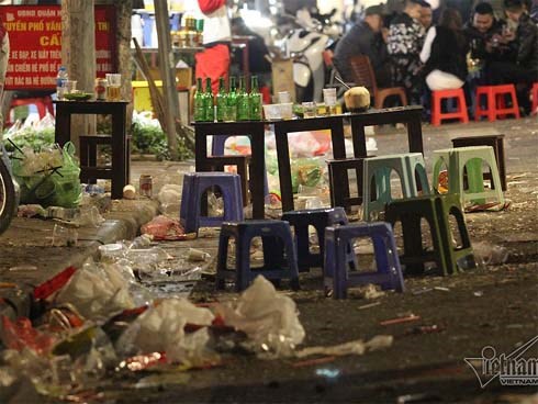 Cảnh đầu năm 2019, phố đi bộ hồ Gươm như cuộc tàn bàn nhậu