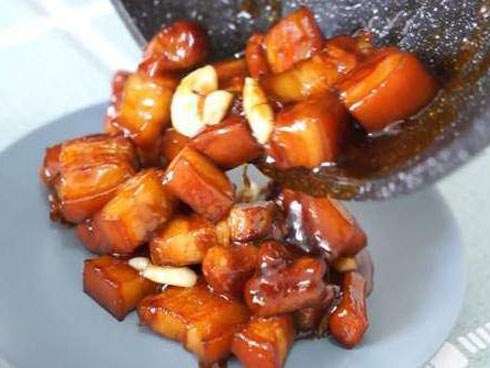 20 năm nấu thịt om, chưa bao giờ tôi cho nước, chỉ thêm 1 cốc bia là ngon như ý