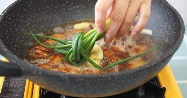 20 năm nấu thịt om, chưa bao giờ tôi cho nước, chỉ thêm 1 cốc bia là ngon như ý-3