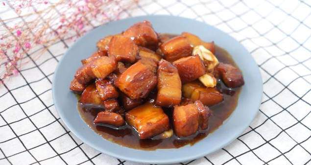 20 năm nấu thịt om, chưa bao giờ tôi cho nước, chỉ thêm 1 cốc bia là ngon như ý-4