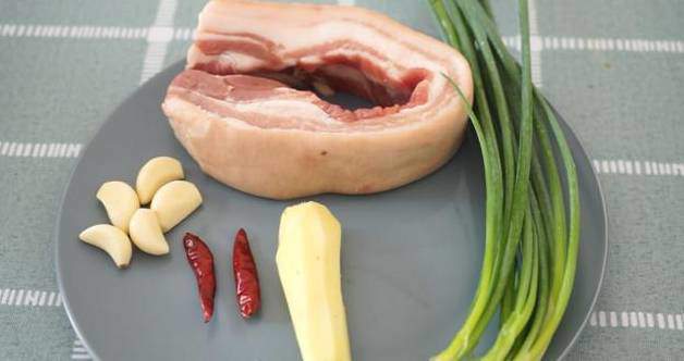 20 năm nấu thịt om, chưa bao giờ tôi cho nước, chỉ thêm 1 cốc bia là ngon như ý-1