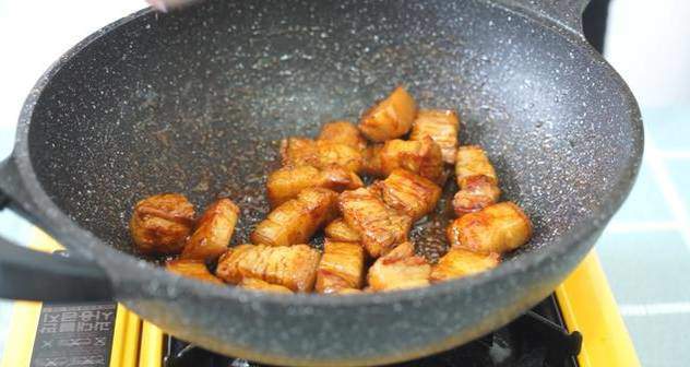 20 năm nấu thịt om, chưa bao giờ tôi cho nước, chỉ thêm 1 cốc bia là ngon như ý-2