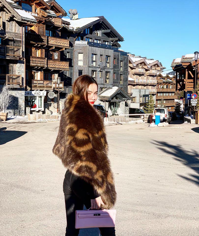 Ngắm BST áo lông xa hoa của Hồ Ngọc Hà, chiếc rẻ nhất có giá 90 triệu đồng-2