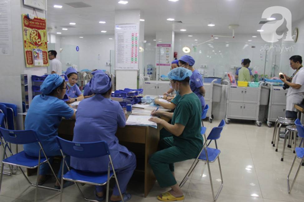 Vừa chào đời giờ đầu tiên của năm 2019, em bé heo vàng ở Cần Thơ đã vẫy tay chào bác sĩ-1